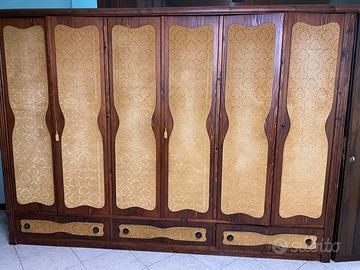 Armadio vintage in legno