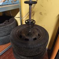 cerchi in ferro, supporto e copri pneumatici 