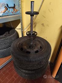 cerchi in ferro, supporto e copri pneumatici 