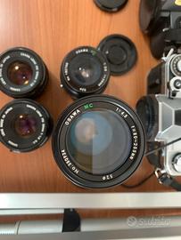 Fotocamere canon con obiettivi e cavalletto