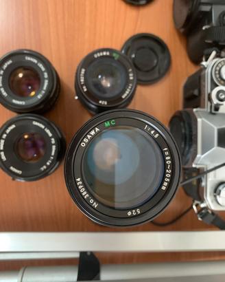 Fotocamere canon con obiettivi e cavalletto
