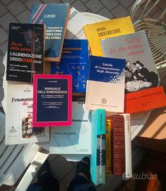 Stock libri, dispense, tavole medicina e narrativa