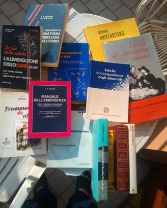Stock libri, dispense, tavole medicina e narrativa