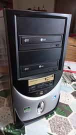 Computer Tower con Monitor e Tastiera