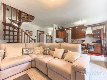 Porzione di casa con appartamento quadrilocale