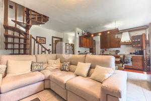 Porzione di casa con appartamento quadrilocale