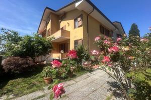 Casa trifamiliare con giardino