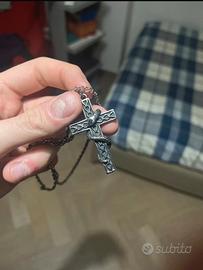 Collana croce con serpente uomo