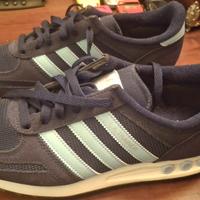 Adidas Trainer blu con le 3 strisce azzurre.