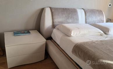 Letto matrimoniale e comodini 