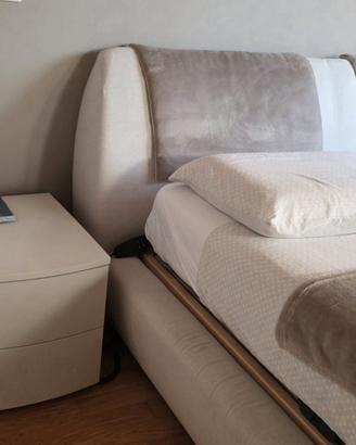 Letto matrimoniale e comodini 