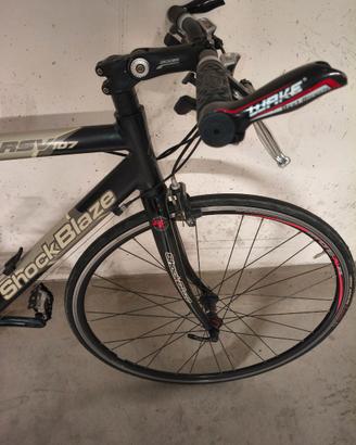 Bici corsa manubrio dritto Shockblaze 