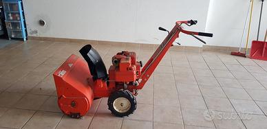 Trattorino spala neve