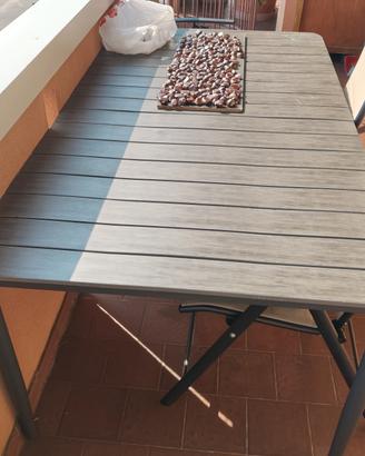 tavolo in venghe e sdraio 