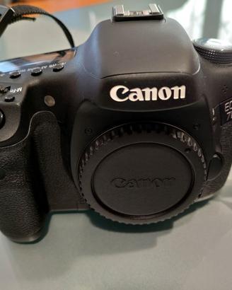 Fotocamera reflex Canon EOS 7D con accessori