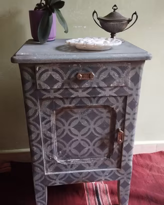 comodino vintage decoro artigianale patina antica