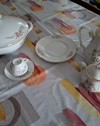 Set da te con 12 tazzine e 12 piattini