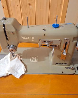 Macchina da cucire Necchi 
