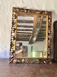 Specchio antico con cornice dorata intagliata