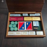 c0fanetto in ebano con fiches e carte dal negro..