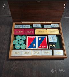 c0fanetto in ebano con fiches e carte dal negro..