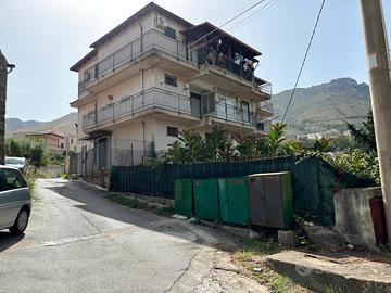 Intero edificio su tre livelli garage e dependance