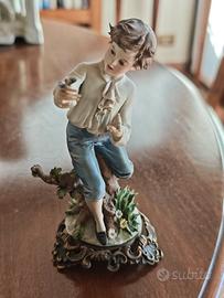 Statua Capodimonte bambino con farfalla 