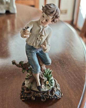 Statua Capodimonte bambino con farfalla 