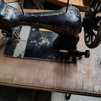 Macchina da cucire Singer vintage con mobile