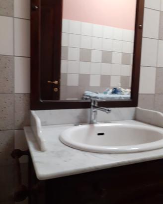 Mobile Bagno in Legno con Top in Marmo Bianco