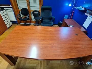 Scrivania e mobile basso