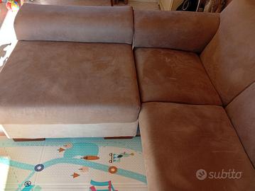 Divano a tre posti con penisola rimovibile