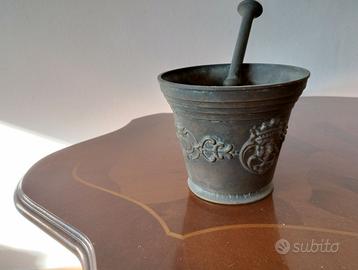 Antico mortaio in bronzo.
