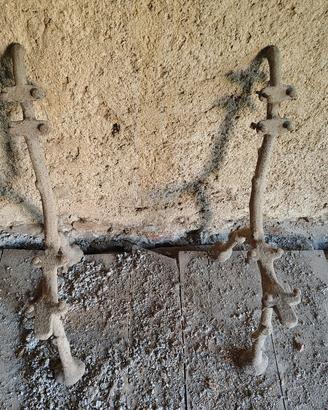 Sostegni antichi in ghisa per panca da giardino