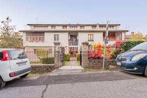 Quadrilocale di ampia metratura con doppio box aut