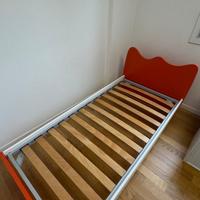 Letto singolo in legno arancione/bianco