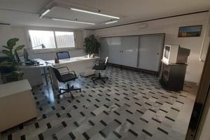 Ampio locale magazzino