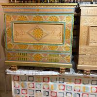 Cassapanca intagliata a mano del tipo barbaricina