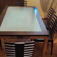 Tavolo in wengè, acciaio e vetro opacizzato.