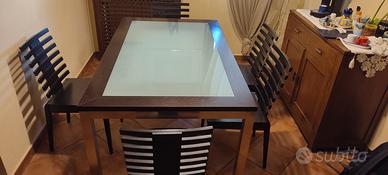 Tavolo in wengè, acciaio e vetro opacizzato.