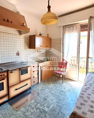 Villa di 365 m² con box auto doppio a Mori