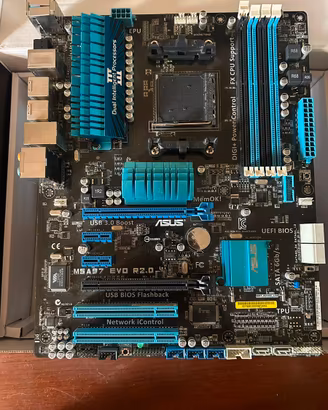 Scheda madre con scheda video, ram, e dissippatore