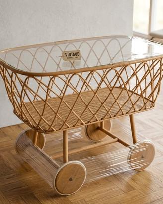 Culla stile vintage in vimini con ruote in legno
