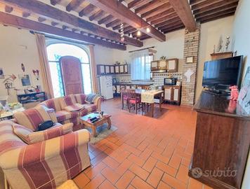 Rustico / Casale di 340 m² con più di 5 locali e b