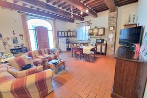 Rustico / Casale di 340 m² con più di 5 locali e b