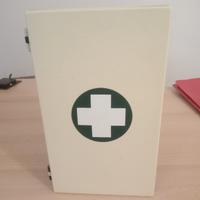 armadietto medicinali vintage