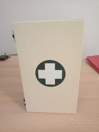 armadietto medicinali vintage