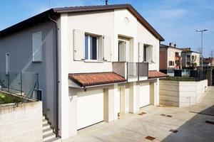 Struttura abitativa con fondi o commerciale
