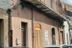 Aci Catena centro palazzetto singolo 