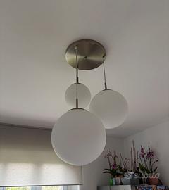 Lampadario con tre sfere bianche